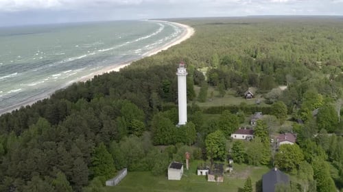 An einem sonnigen Tag können Sie den Leuchtturm im Blick haben