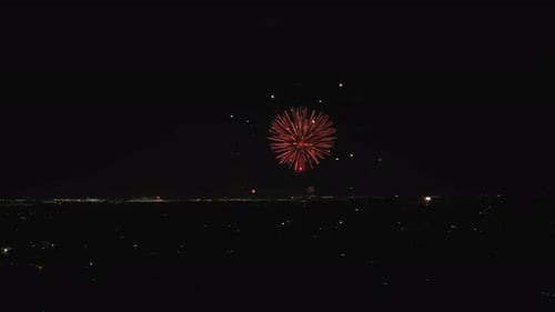 Feuerwerk mit breitem Drohnenblick am Nachthimmel, geeignet für den 4. Juli oder für Neujahrsfeiern