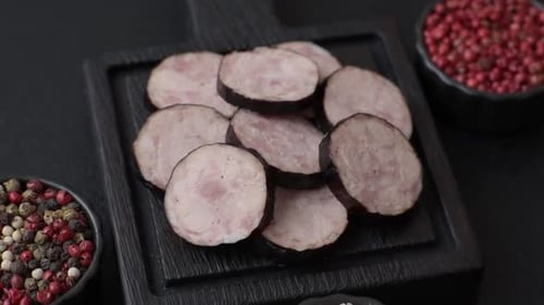 Aros de salchicha de cerdo o ternera caseros con ajo y especias. Un anillo de salchichas casero