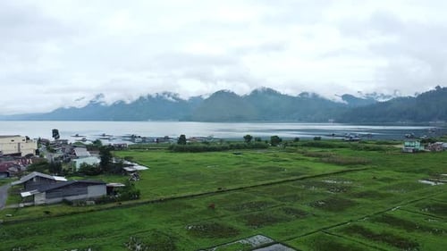 Vista aérea de áreas residenciales que bordean directamente lagos y montañas, Takengon, Indonesia