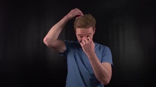 Um jovem arrojado veste um chapéu de festa colorido, seu sorriso brilhante e seu comportamento alegre capturando o