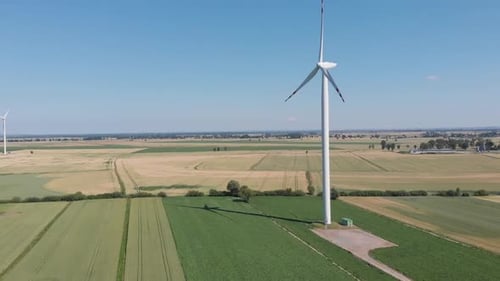 Des éoliennes produisant de l'énergie alternative.