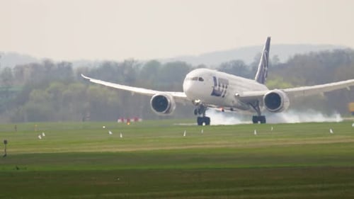 El avión de pasajeros aterriza elegantemente en la pista después de un largo vuelo