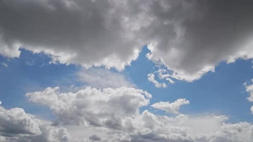 Wolken bewegen sich am blauen Himmel Zeitraffer