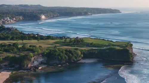 Bali-Küste mit Meer und perfektem Wellengang — Drohnenblick auf die malerische Landschaft