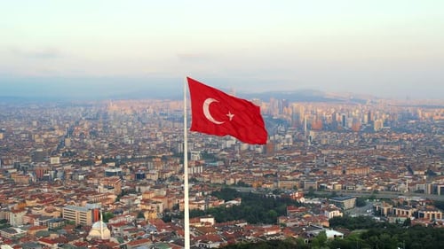 Drohnenaufnahme von Istanbul bei Sonnenuntergang, Türkei. Camlica Hill mit Nationalflaggen, viel Grün, Citysca