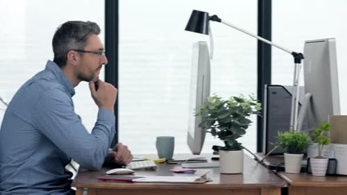 Travail d'équipe, hommes d'affaires ou employés travaillant sur ordinateur au bureau pour la collaboration