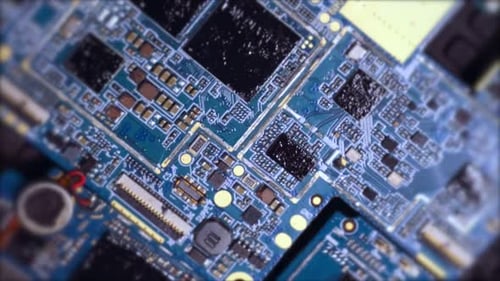Vue de dessus de la carte de circuit imprimé, gros plan, microcircuits et puces, suivi