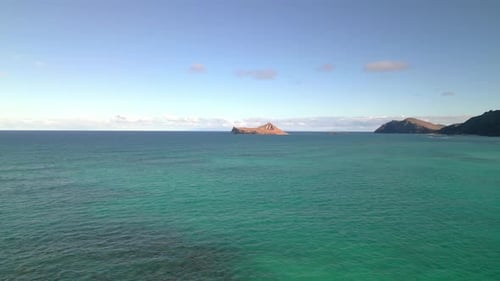 Paisagem marítima turquesa tranquila na ilha de Oahu, Havaí - Foto aérea de drone