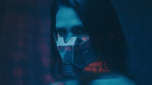 Eine futuristische und kybernetische Figur, beleuchtet von lebendigem Neonlicht, das das Auge in seinen Bann zieht