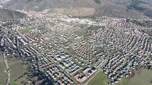 Vista aérea da área montanhosa Thann do Alto Reno, em Grand Est, Alsácia, França.