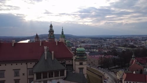 La arquitectura del casco antiguo de Cracovia. Un vuelo con un Zumbido