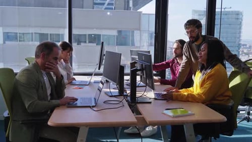 Equipe de negócios trabalhando em conjunto em computadores no escritório Conceito de uma empresa de estratégia de marketing