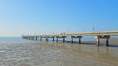 Le pont d'Incheon enjambe des vasières, alliant design moderne et beauté naturelle. Circulation des voitures et des bus