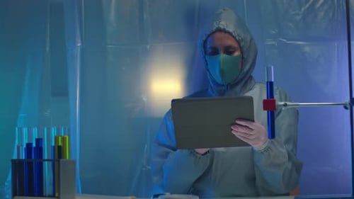 Una biotecnóloga trabaja en una tableta digital en un laboratorio secreto