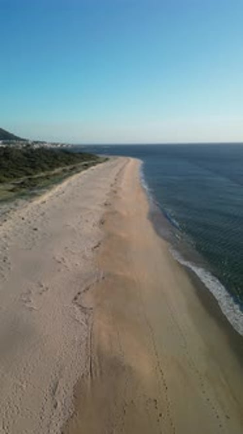 Vista aérea de la serena playa de Camarido, Viana do Castelo, Portugal.