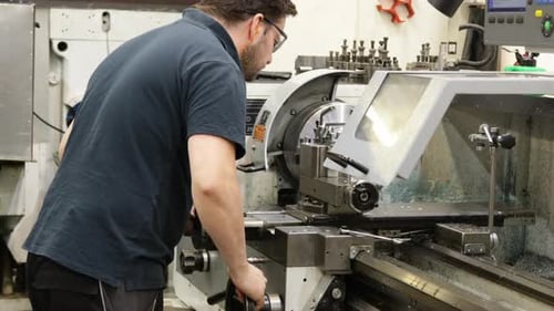 Techniker, der in einer Fabrik an CNC-Präzision arbeitet
