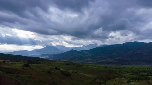 Bewegung der Wolken über den Bergen