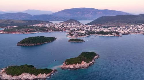 Vue aérienne des îles Ksamil et de la ville côtière au crépuscule, Albanie.