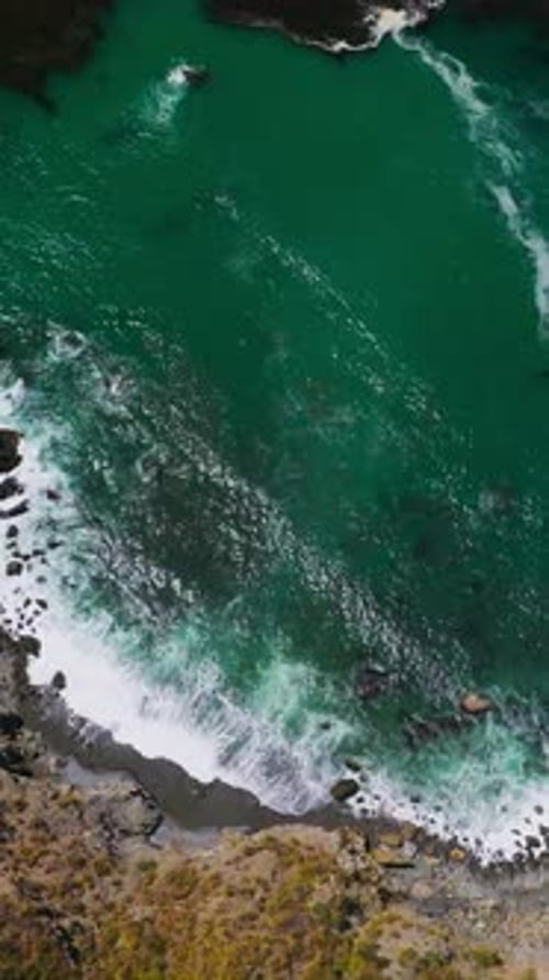 Hermosa aguamarina brillando en el agua del sol del océano Pacífico en California, EE. UU.