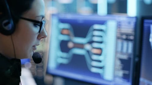 Nahaufnahme einer Mitarbeiterin des militärischen technischen Supports, die Anweisungen in das Headset gibt. Sie ist ich