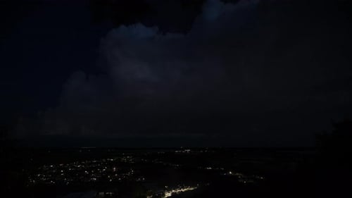 Tormenta eléctrica parpadeante sobre el cielo oscuro durante la temporada de monzones del sudeste asiático.