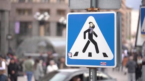 Sinais de
trânsito. Sinal de passagem para pedestres na rua
.