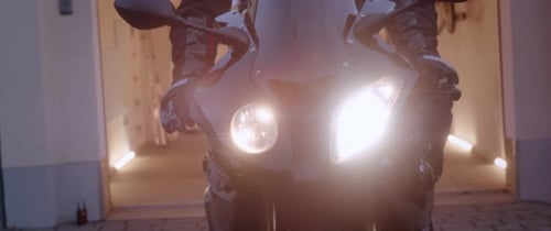 Motorista de moto à noite