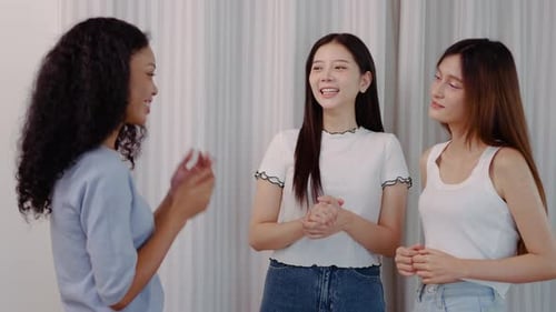 Trois jeunes femmes profitent d'une agréable conversation dans une atmosphère amicale, partageant des sourires