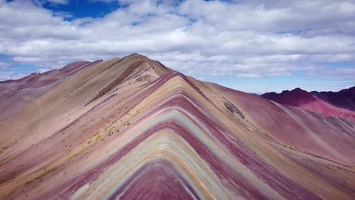 Drohnenaufnahme eines Felskamms mit rötlichem Erz auf dem Regenbogenberg in Vinicunca