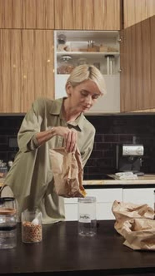 Femme au foyer organisant un espace de cuisine