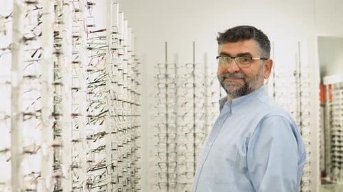Retrato de un hombre mayor de los años 50 con gafas nuevas de óptica
