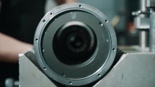 Gros plan d'un assemblage métallique circulaire de précision alors qu'un rotor perforé est aligné dans un ensemble usiné