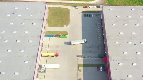 Vue aérienne de l'entrepôt de marchandises. Centre logistique dans la zone industrielle de la ville vue d'en haut. Vue aérienne de