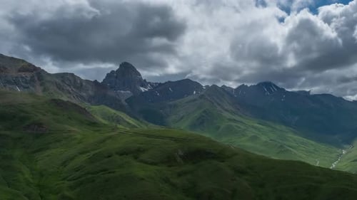 Sommerlandschaft im Kaukasus