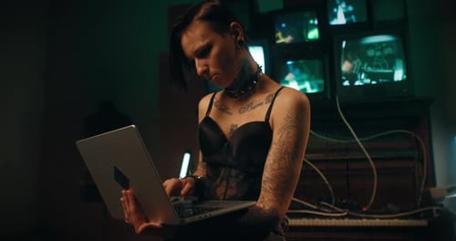 Surfer sur Internet et utiliser les réseaux sociaux Jeune femme Alt avec un ordinateur portable dans une chambre noire Hacker dactylographiant