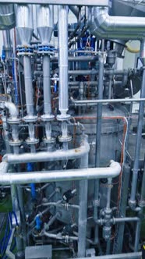 Industrielle Milchproduktion. Blick auf die Stahlleitungen der Milchfabrik. Vertikales Video
