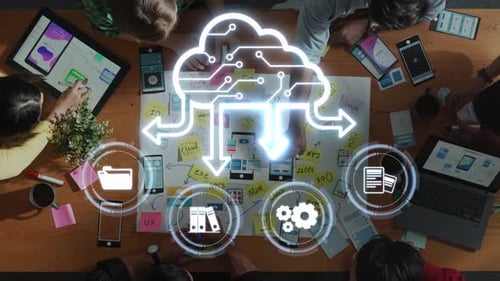 Kollaboratives Team arbeitet an einem digitalen Projekt mit Cloud-Computing-Konzept und Datenmanagement-Symbo