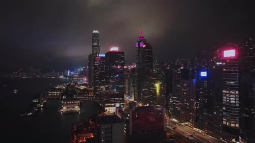 Nachtautobahn und helle Gebäude von Hongkong