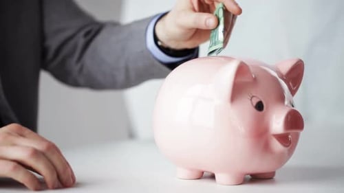 Empresario ahorrando dinero en una alcancía