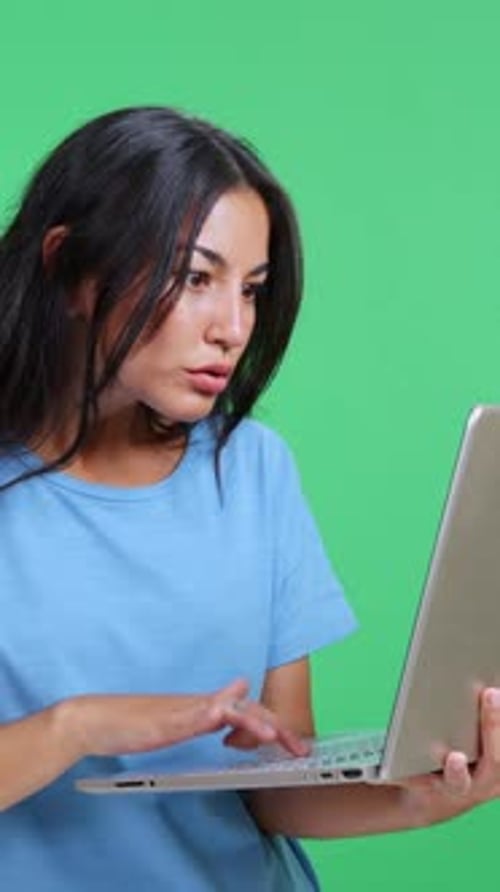 Mujer frustrada que experimenta un problema con la computadora portátil y un error técnico