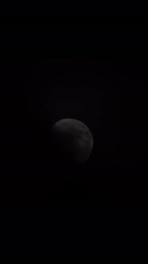 Vidéo verticale de la pleine lune dans la nuit