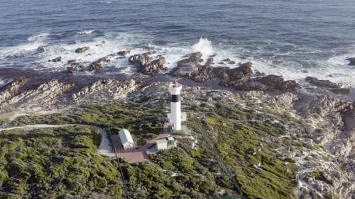 Drohne, Leuchtturm oder Meer mit Wellen oder Landschaft als Reiseziel, Landschaft oder Gras im Freien