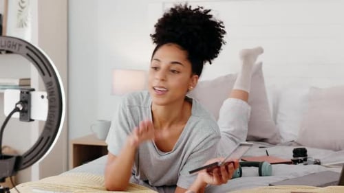 Transmisión en vivo, influencer y mujer negra haciendo tutorial de maquillaje en el dormitorio con teléfono