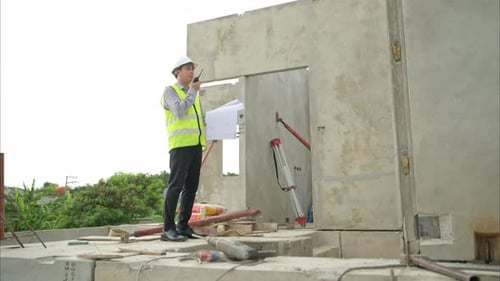 Ingenieure und Bauprojekte prüfen und überwachen den Bau von Gebäudewänden