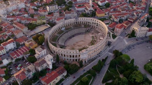 Vue aérienne de l'amphithéâtre historique et du centre-ville, Pula, Istrie, Croatie.