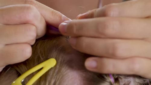 Manos trenzadas, cabello en la cabeza
