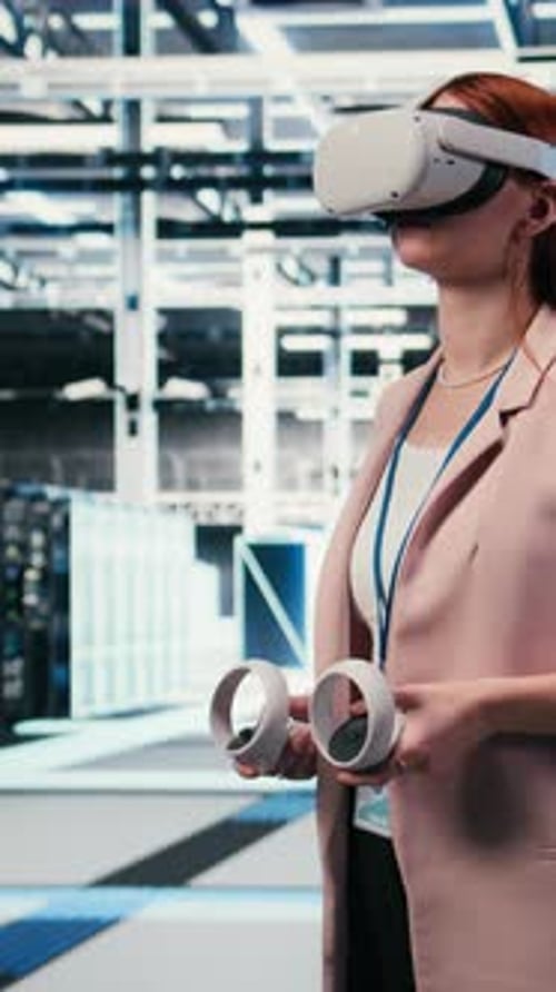 Mitarbeiter im Vertikalen Video-Rechenzentrum arbeiten zusammen, um Cloud-Computing-IT-Lösungen zu verwalten