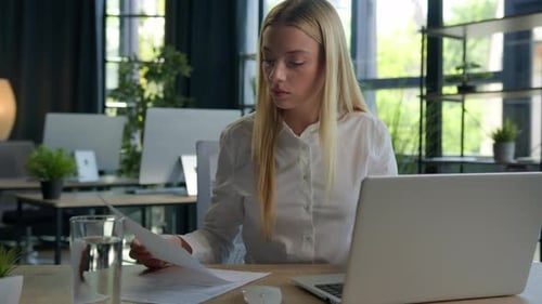 Mujer de negocios caucásica, gerente, trabajadora de oficina, empresaria, analista que trabaja con documentos