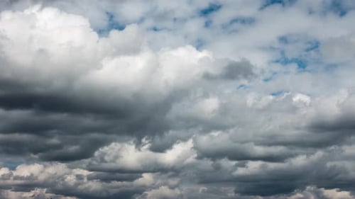 Ein atemberaubender Blick auf weiche weiße Wolken, die sich langsam über einen klaren blauen Himmel bewegen